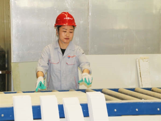 手工玻鎂巖棉板生產(chǎn)車(chē)間